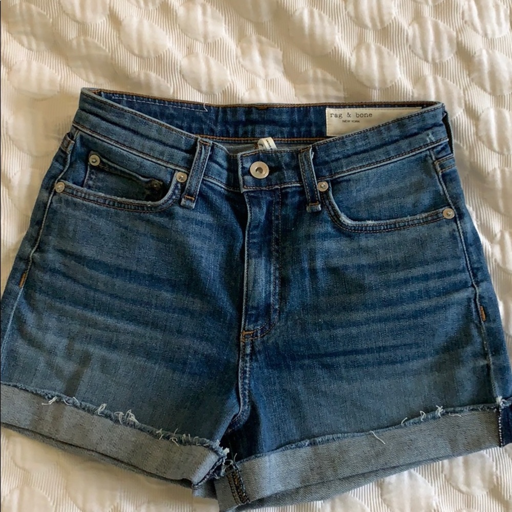 Rag and bone shorts, an essential piece.